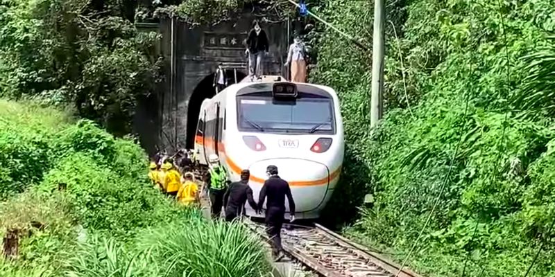 Крушение пассажирского поезда на Тайване: погибли 36 человек