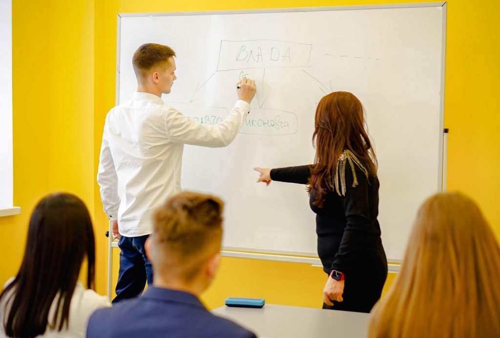 Публічне управління та адміністрування ЖДТУ – розвиток управлінських та лідерських навичок студенти спеціальності 281 «Публічне управління та адміністрування» Житомирська політехніка