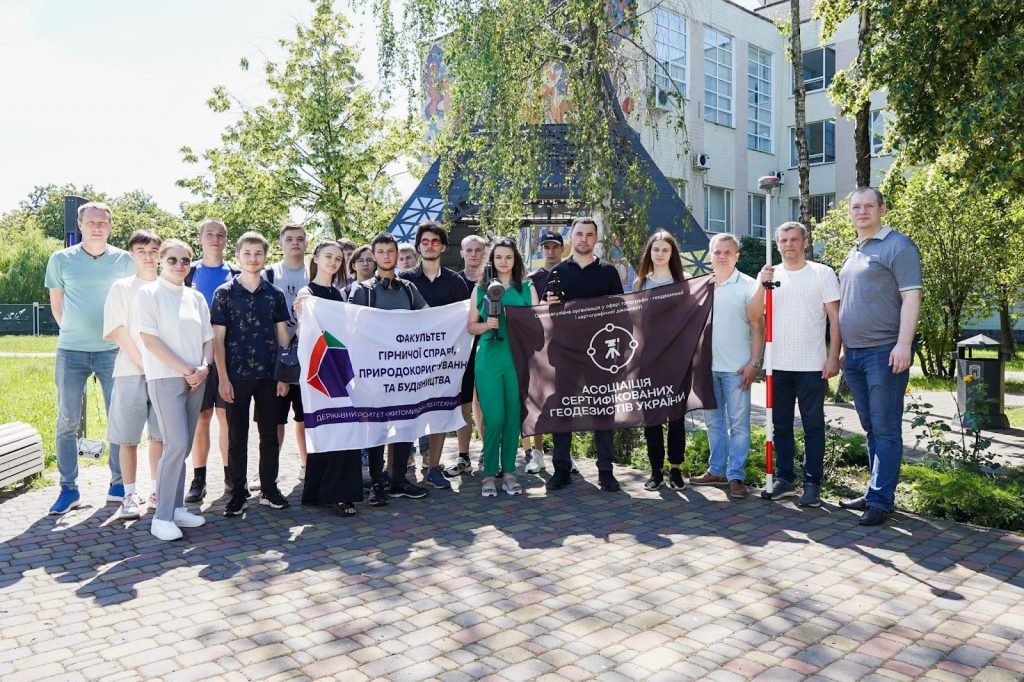 Житомирська політехніка – практика студентів геодезії та картографії, освоєння ГІС і топографічних методів студенти спеціальності «Геодезія та картографія» на практичних заняттях у Житомирській політехніці